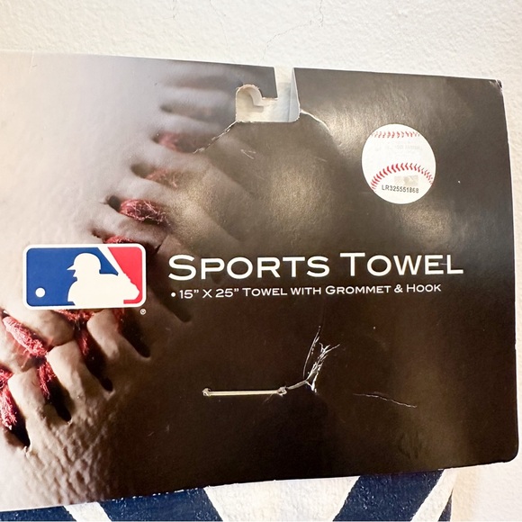 NWT MLB NY New York Yankees Sports Towel 15”x25” white Blue - Picture 2 of 4